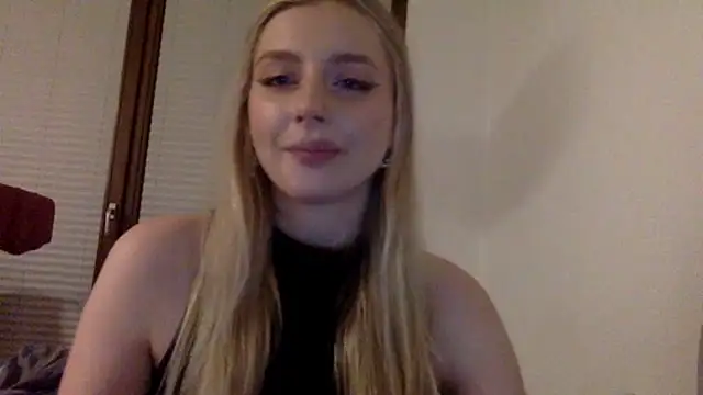 Snapshot of MayaWetDream chatting on April 2026 08:27:01 PM MayaWetDream online show from April 2026 08:27:01 PM