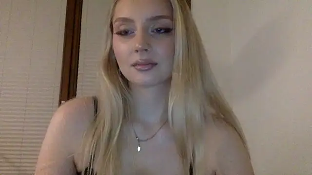 Snapshot of MayaWetDream chatting on May 2026 07:39:02 PM MayaWetDream online show from May 2026 07:39:02 PM