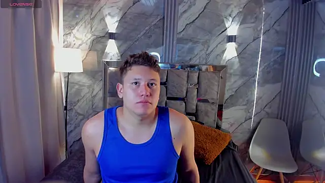 Snapshot of Manson_and_Zoe chatting on April 2026 11:33:01 AM Manson and Zoe online show from April 2026 11:33:01 AM