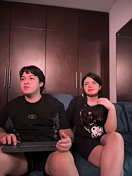 Snapshot of EmilyAndAndrew chatting on March 2026 04:23:01 AM EmilyAndAndrew online show from March 2026 04:23:01 AM