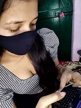 Naina-hott online show from March 2026 06:33:01 PM