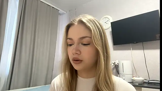 MilaSliger online show from February 2026 01:08:01 PM