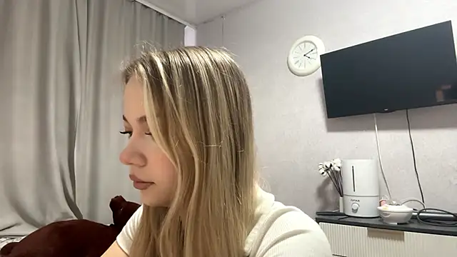 MilaSliger online show from February 2026 10:13:02 AM