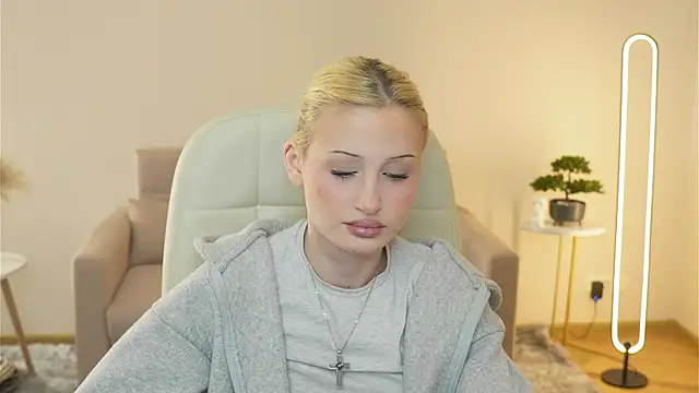 Snapshot of LolaStusse chatting on February 2026 10:48:01 AM LolaStusse online show from February 2026 10:48:01 AM