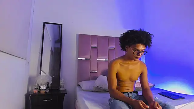 LatinoDark online show from February 2026 03:29:01 AM