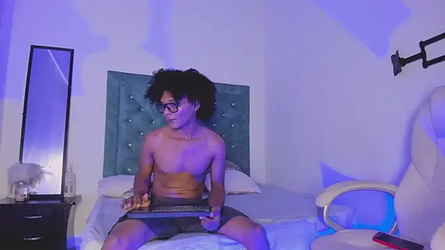 LatinoDark online show from March 2026 03:46:01 AM