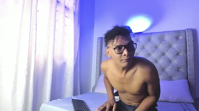 LatinoDark online show from February 2026 12:35:01 PM