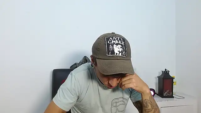 Snapshot of SkinnyDevil12 chatting on February 2026 03:38:02 AM SkinnyDevil12 online show from February 2026 03:38:02 AM