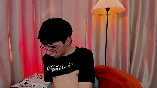 Snapshot of Demian_Hush chatting on February 2026 07:27:02 PM Demian Hush online show from February 2026 07:27:02 PM