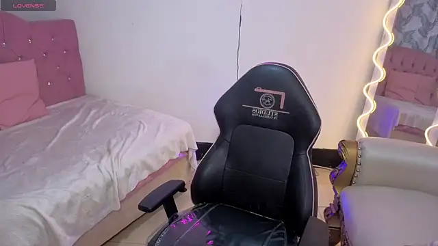 MAHYRA TAY online show from March 2026 07:07:01 PM