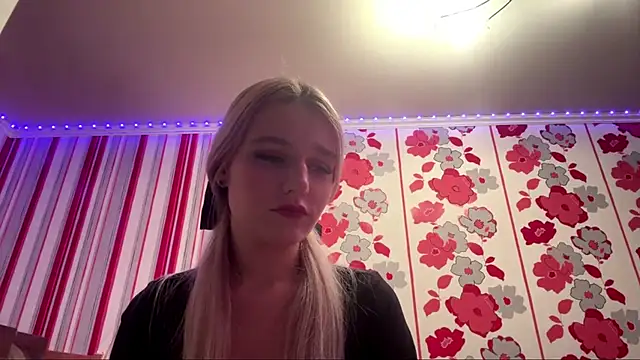 MiaBerlateen online show from February 2026 06:18:01 PM