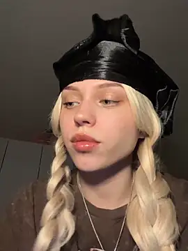 Snapshot of _luna_fox_ chatting on March 2026 06:33:01 PM luna fox online show from March 2026 06:33:01 PM