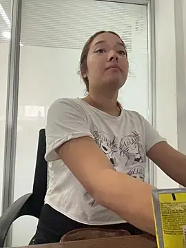 Snapshot of Emily_Harpeer chatting on April 2026 11:44:01 AM Emily Harpeer online show from April 2026 11:44:01 AM