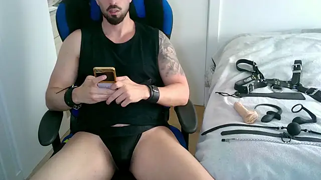 Snapshot of Sub-Titan chatting on April 2026 10:41:02 AM Sub-Titan online show from April 2026 10:41:02 AM