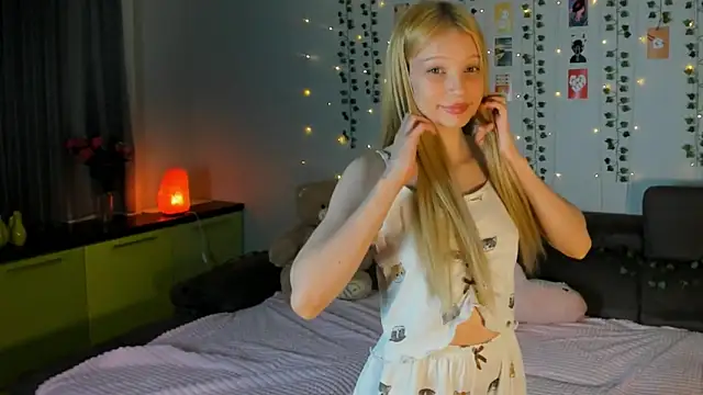 Kiracute18 online show from April 2026 04:53:02 PM