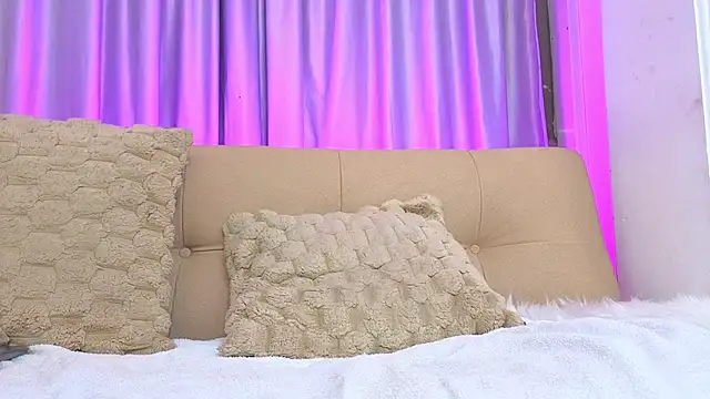 Mia Naive online show from February 2026 12:05:02 PM