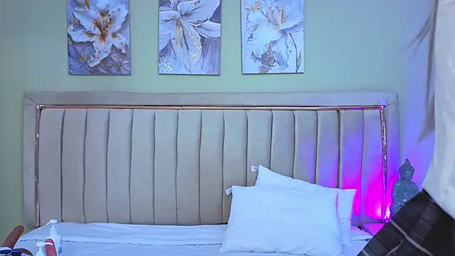 Mia Naive online show from April 2026 12:06:02 PM