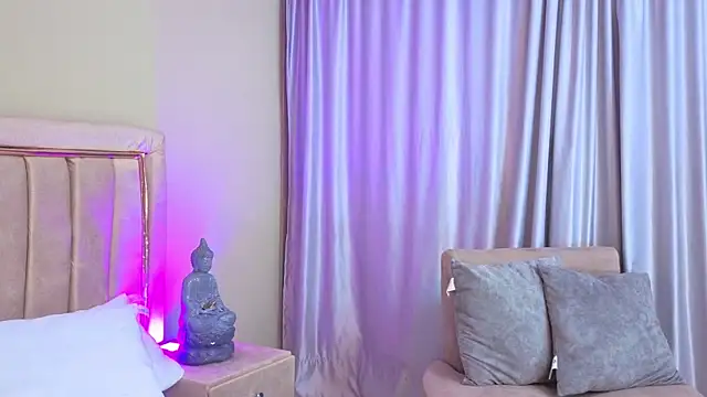 Mia Naive online show from April 2026 11:57:01 AM