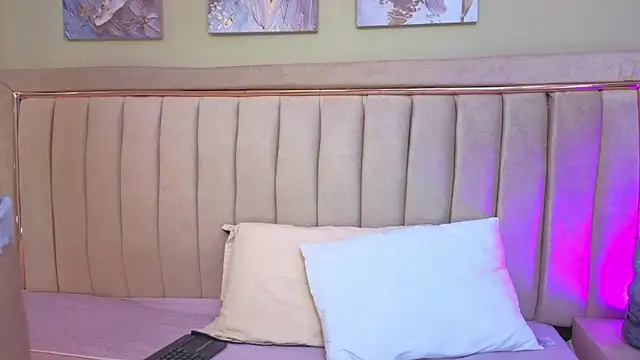 Mia Naive online show from March 2026 12:11:01 PM