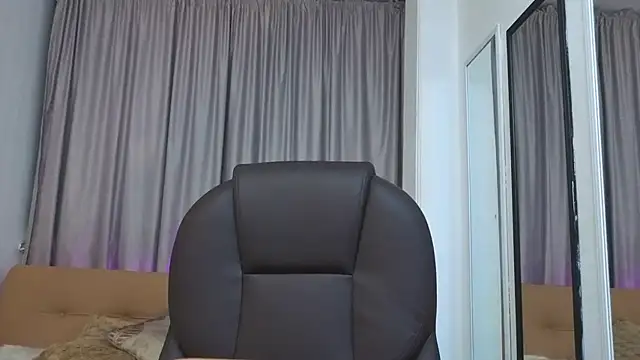 Mia Naive online show from March 2026 12:28:02 PM