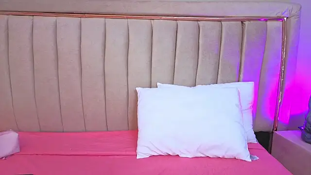 Mia Naive online show from April 2026 11:59:02 AM