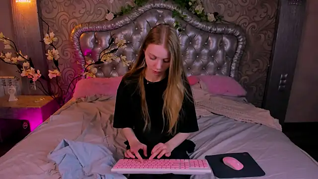 lada2k4 online show from June 2026 05:18:02 AM