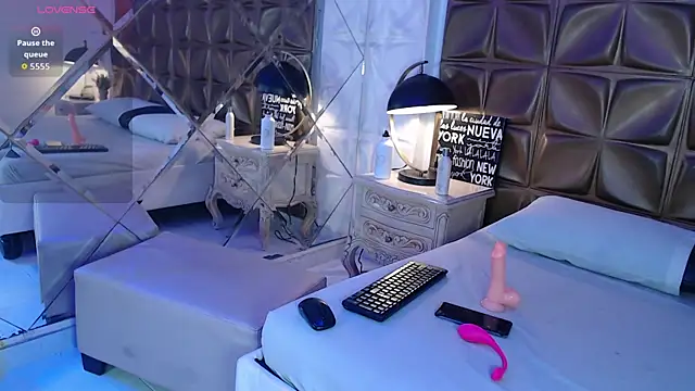 LunaJohns online show from March 2026 12:39:02 PM