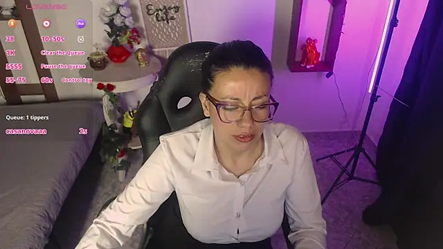 Snapshot of QueenRose94 chatting on April 2026 12:44:01 PM QueenRose94 online show from April 2026 12:44:01 PM