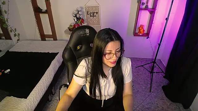 Snapshot of QueenRose94 chatting on April 2026 12:53:01 PM QueenRose94 online show from April 2026 12:53:01 PM