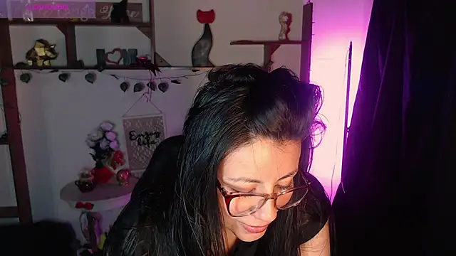 Snapshot of QueenRose94 chatting on April 2026 11:33:02 AM QueenRose94 online show from April 2026 11:33:02 AM