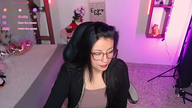 Snapshot of QueenRose94 chatting on March 2026 01:03:02 PM QueenRose94 online show from March 2026 01:03:02 PM