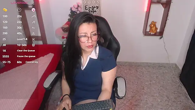 Snapshot of QueenRose94 chatting on March 2026 01:01:02 PM QueenRose94 online show from March 2026 01:01:02 PM