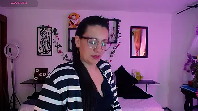 Snapshot of QueenRose94 chatting on March 2026 12:55:01 PM QueenRose94 online show from March 2026 12:55:01 PM