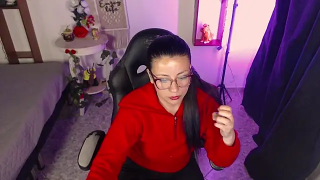 Snapshot of QueenRose94 chatting on April 2026 01:40:03 PM QueenRose94 online show from April 2026 01:40:03 PM