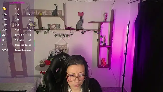 Snapshot of QueenRose94 chatting on April 2026 12:43:01 PM QueenRose94 online show from April 2026 12:43:01 PM