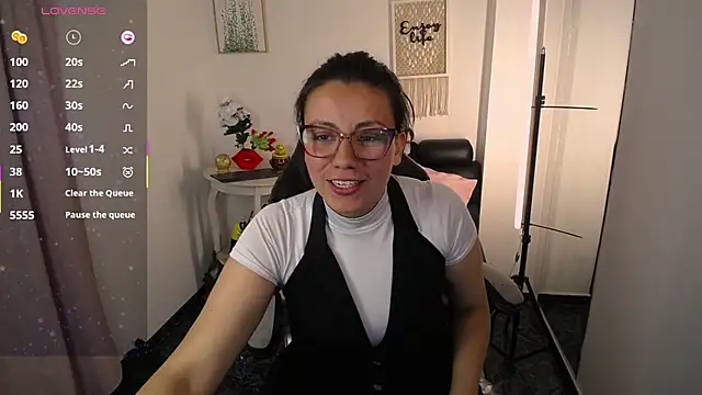 Snapshot of QueenRose94 chatting on April 2026 02:40:02 PM QueenRose94 online show from April 2026 02:40:02 PM