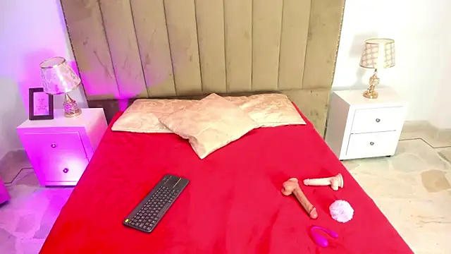 Snapshot of Alessiia_Moon chatting on May 2026 01:21:02 PM Alessiia Moon online show from May 2026 01:21:02 PM
