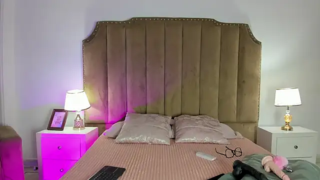 Alessiia Moon online show from April 2026 01:06:02 PM