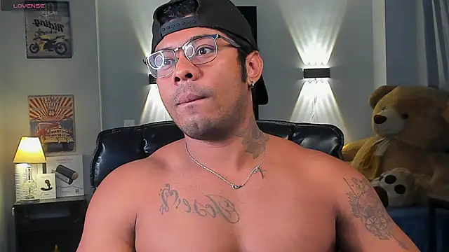 Snapshot of LEOHRDZ chatting on February 2026 04:56:01 AM LEOHRDZ online show from February 2026 04:56:01 AM