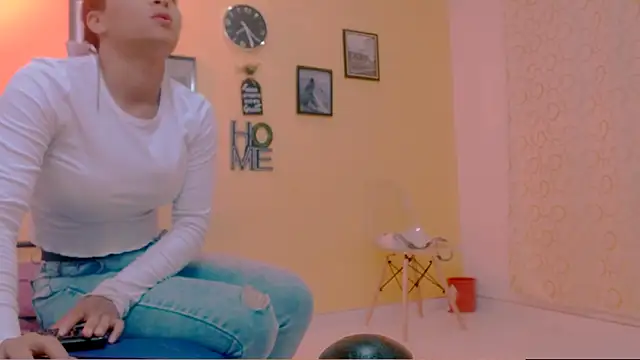 sexiempoderada18 online show from April 2026 02:01:01 PM