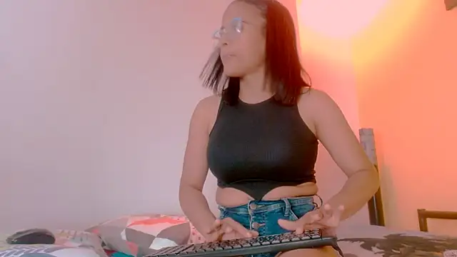 Snapshot of sexiempoderada18 chatting on February 2026 01:33:02 PM sexiempoderada18 online show from February 2026 01:33:02 PM