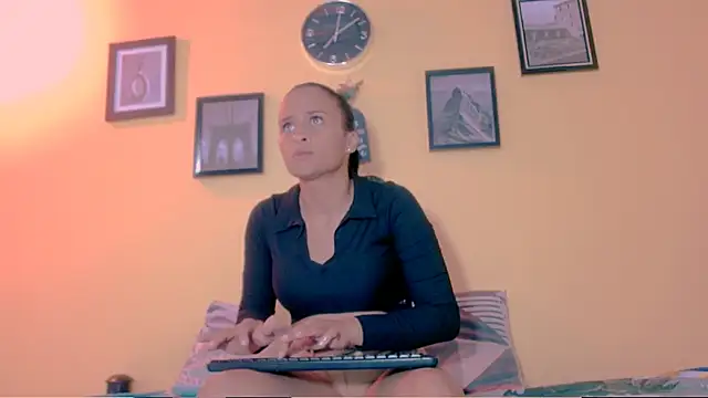 sexiempoderada18 online show from April 2026 01:45:02 PM