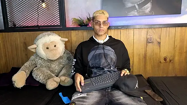 ItsZairen online show from March 2026 03:34:01 AM