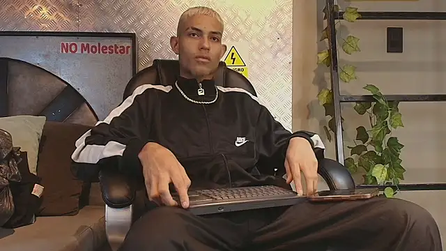 ItsZairen online show from February 2026 04:21:02 AM