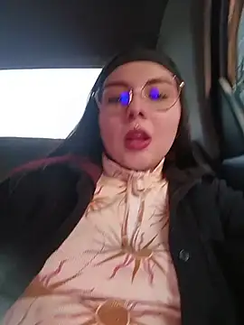 Yulska online show from April 2026 10:55:01 PM