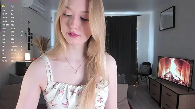 Snapshot of AmyLouWood chatting on February 2026 06:33:01 AM AmyLouWood online show from February 2026 06:33:01 AM