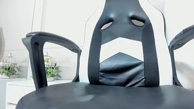 luna bradley  online show from March 2026 12:27:01 PM