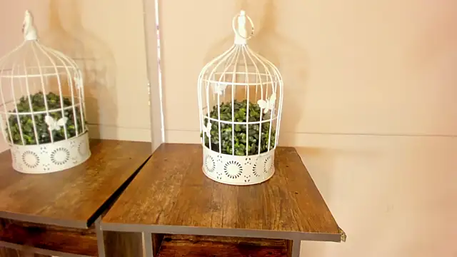 luna bradley  online show from April 2026 12:20:01 PM