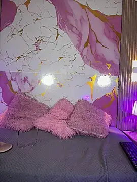 Woo isDaphne online show from April 2026 11:00:02 PM