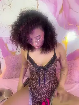 Woo isDaphne online show from April 2026 11:00:02 PM